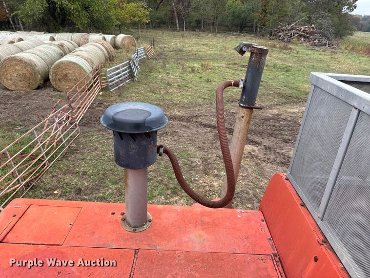 image for item DW6656 1984 Massey Ferguson 850 combine