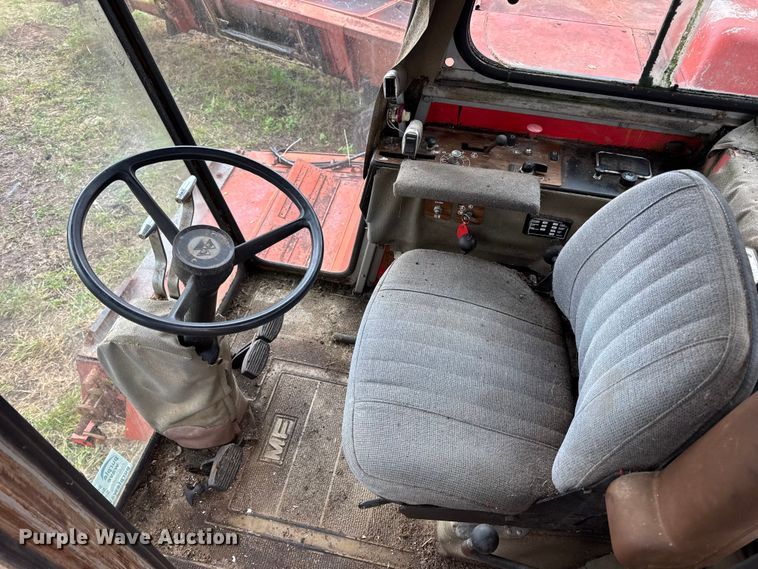 image for item DW6656 1984 Massey Ferguson 850 combine