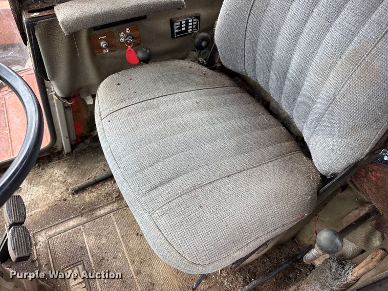 image for item DW6656 1984 Massey Ferguson 850 combine