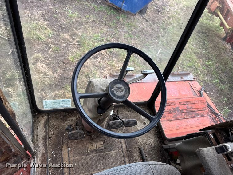 image for item DW6656 1984 Massey Ferguson 850 combine