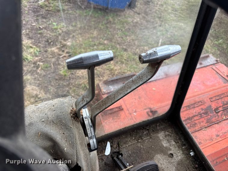 image for item DW6656 1984 Massey Ferguson 850 combine