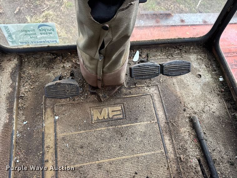 image for item DW6656 1984 Massey Ferguson 850 combine