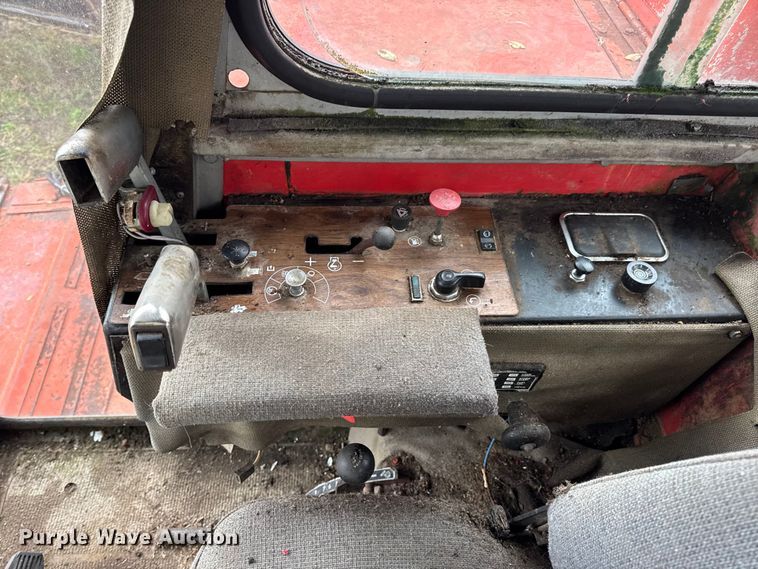 image for item DW6656 1984 Massey Ferguson 850 combine