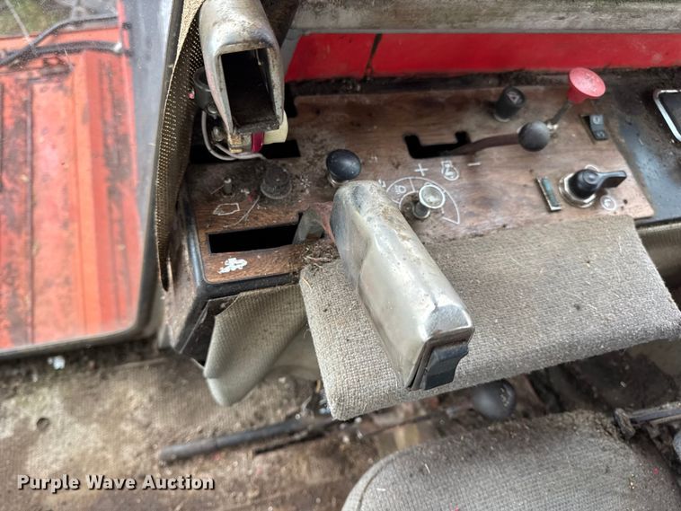 image for item DW6656 1984 Massey Ferguson 850 combine