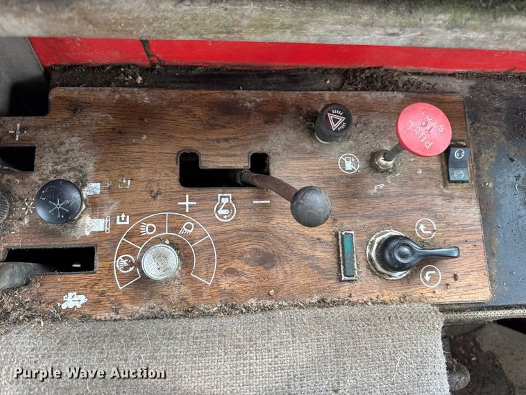 image for item DW6656 1984 Massey Ferguson 850 combine