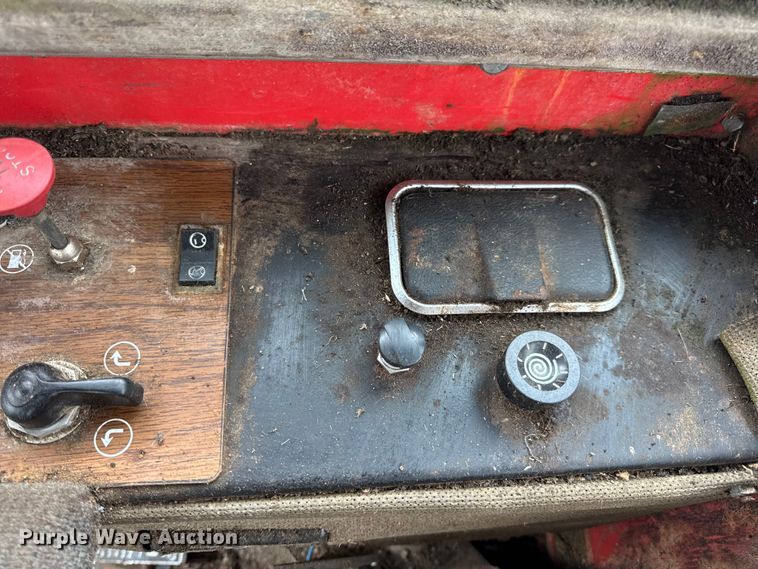 image for item DW6656 1984 Massey Ferguson 850 combine