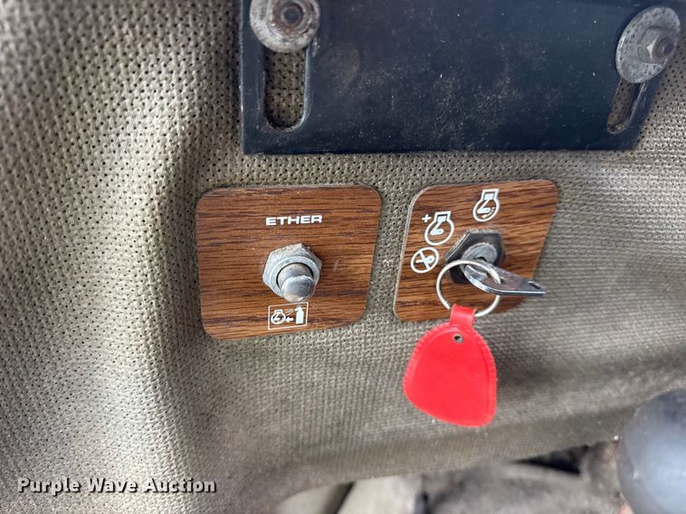 image for item DW6656 1984 Massey Ferguson 850 combine