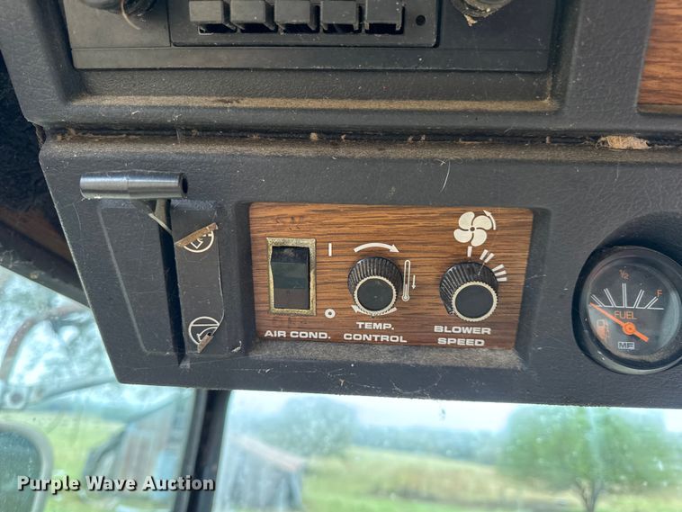 image for item DW6656 1984 Massey Ferguson 850 combine