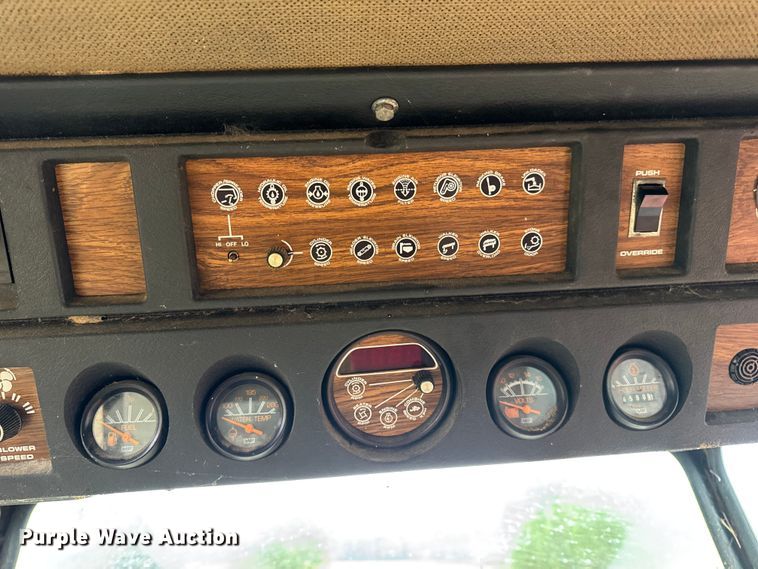 image for item DW6656 1984 Massey Ferguson 850 combine