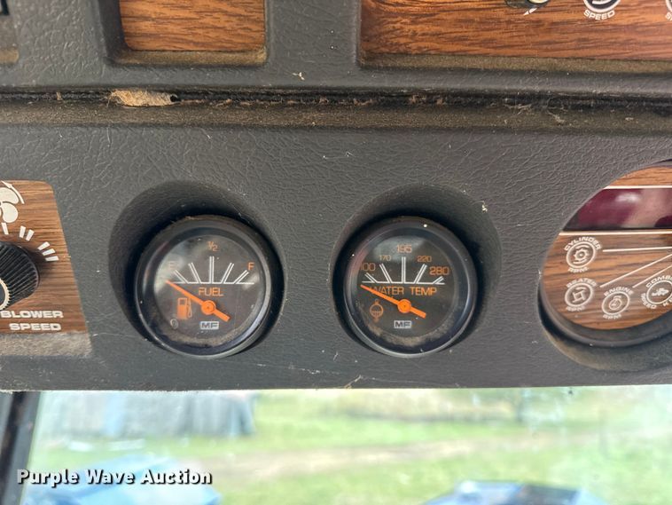 image for item DW6656 1984 Massey Ferguson 850 combine