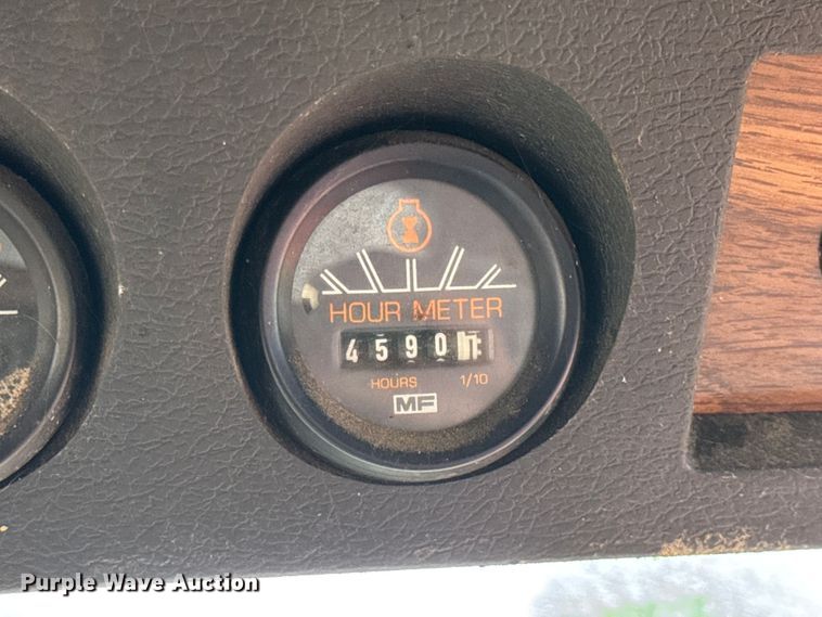 image for item DW6656 1984 Massey Ferguson 850 combine