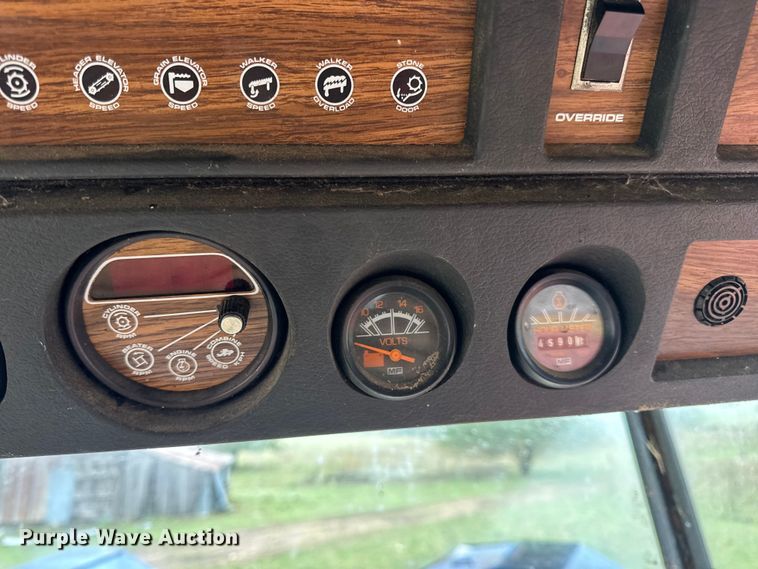 image for item DW6656 1984 Massey Ferguson 850 combine