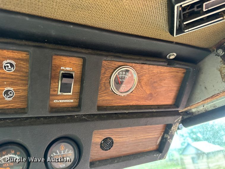 image for item DW6656 1984 Massey Ferguson 850 combine