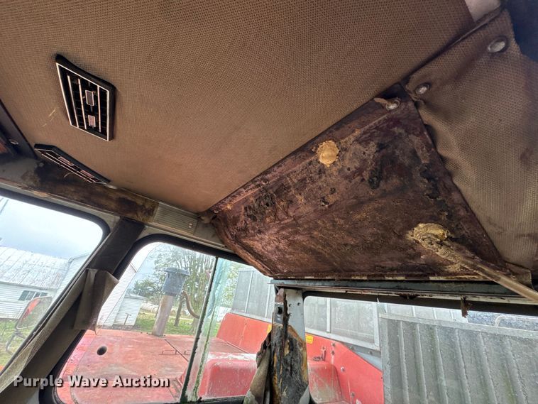 image for item DW6656 1984 Massey Ferguson 850 combine