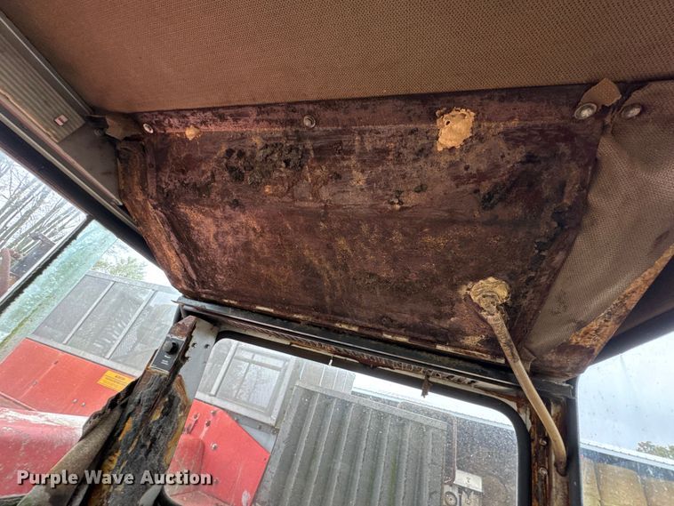 image for item DW6656 1984 Massey Ferguson 850 combine