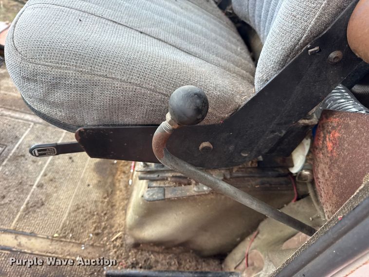 image for item DW6656 1984 Massey Ferguson 850 combine