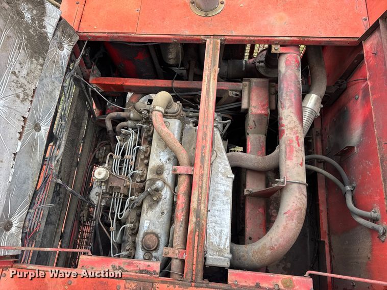 image for item DW6656 1984 Massey Ferguson 850 combine