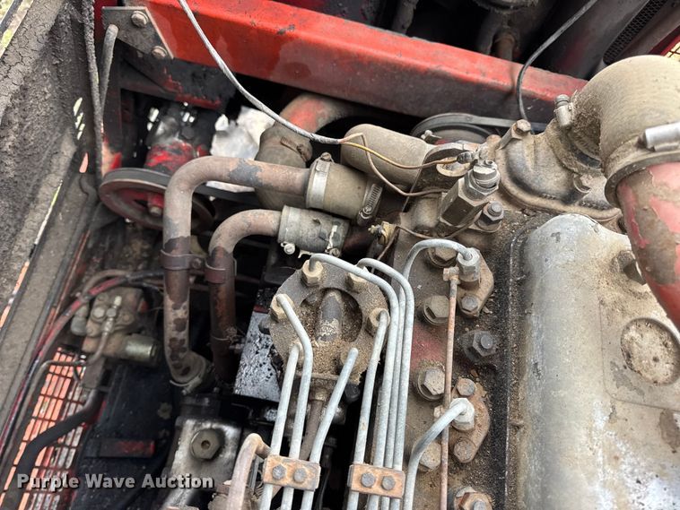 image for item DW6656 1984 Massey Ferguson 850 combine