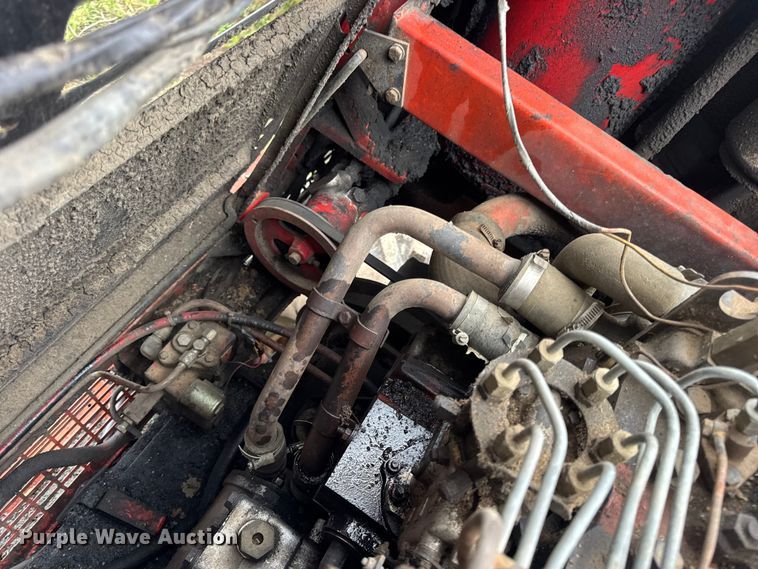 image for item DW6656 1984 Massey Ferguson 850 combine