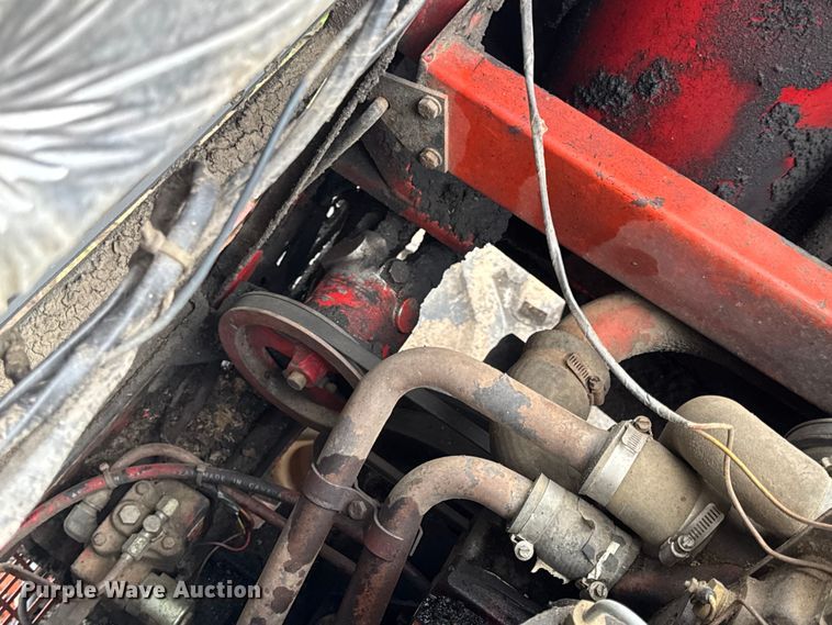 image for item DW6656 1984 Massey Ferguson 850 combine