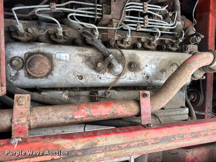 image for item DW6656 1984 Massey Ferguson 850 combine