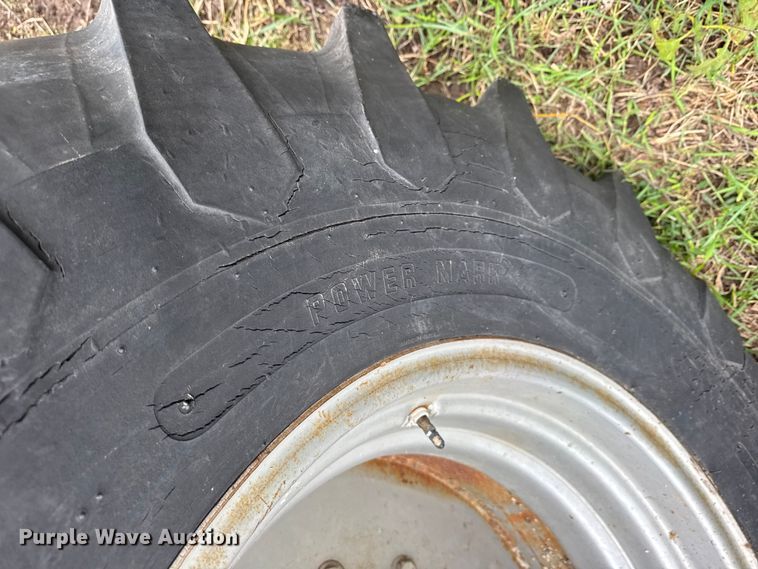 image for item DW6656 1984 Massey Ferguson 850 combine