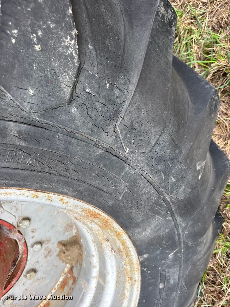 image for item DW6656 1984 Massey Ferguson 850 combine