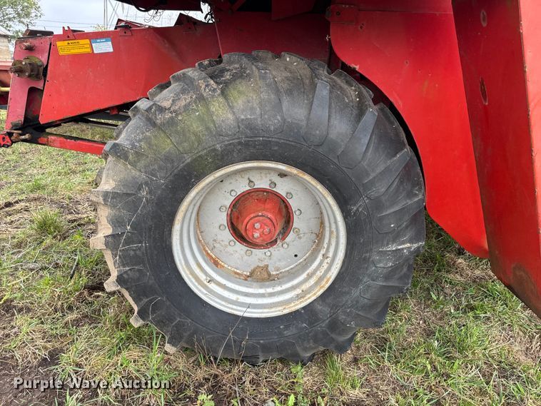 image for item DW6656 1984 Massey Ferguson 850 combine