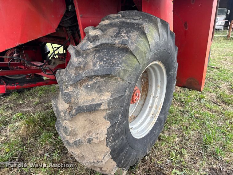 image for item DW6656 1984 Massey Ferguson 850 combine