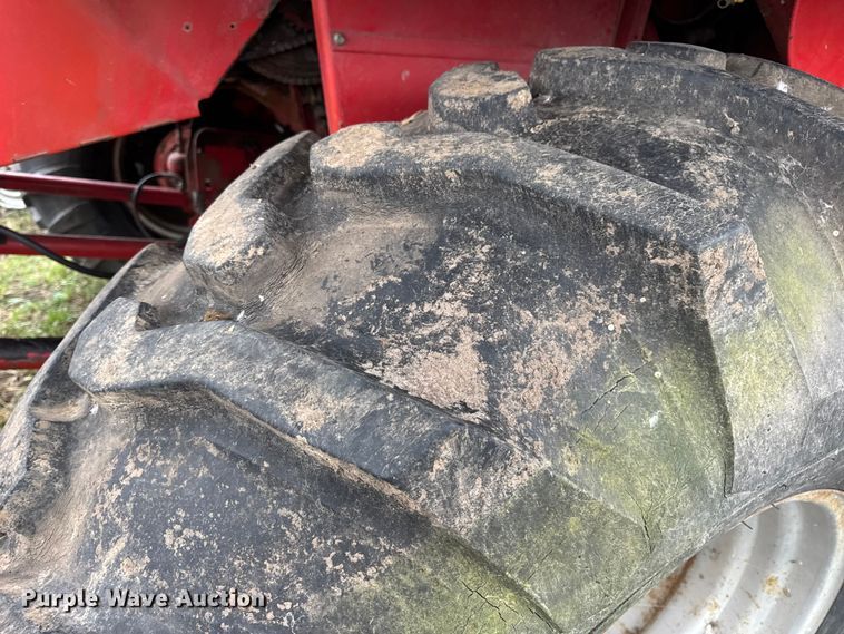 image for item DW6656 1984 Massey Ferguson 850 combine