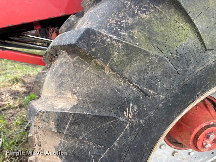 image for item DW6656 1984 Massey Ferguson 850 combine