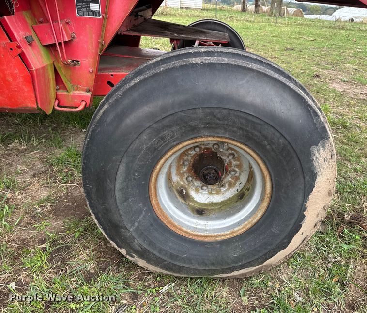 image for item DW6656 1984 Massey Ferguson 850 combine