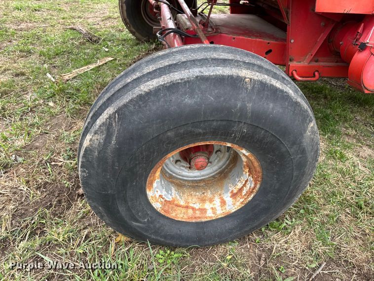 image for item DW6656 1984 Massey Ferguson 850 combine