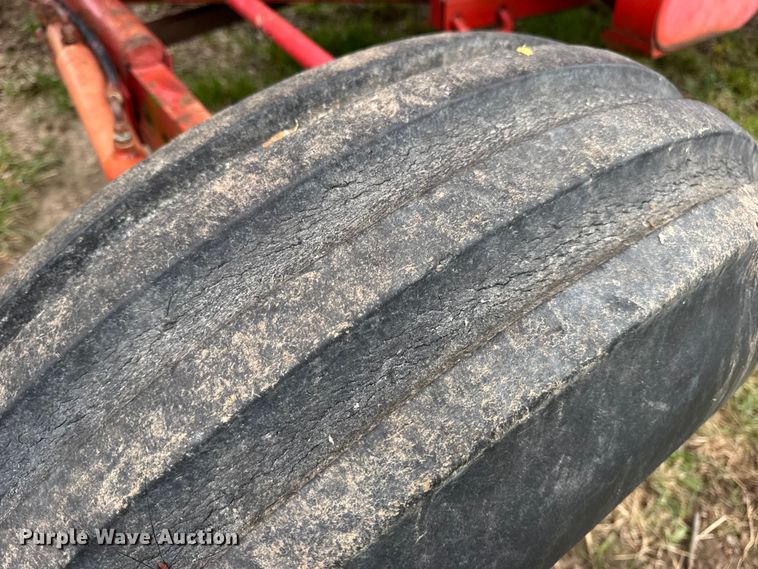 image for item DW6656 1984 Massey Ferguson 850 combine