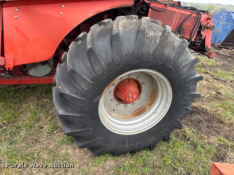 image for item DW6656 1984 Massey Ferguson 850 combine