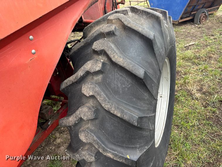 image for item DW6656 1984 Massey Ferguson 850 combine