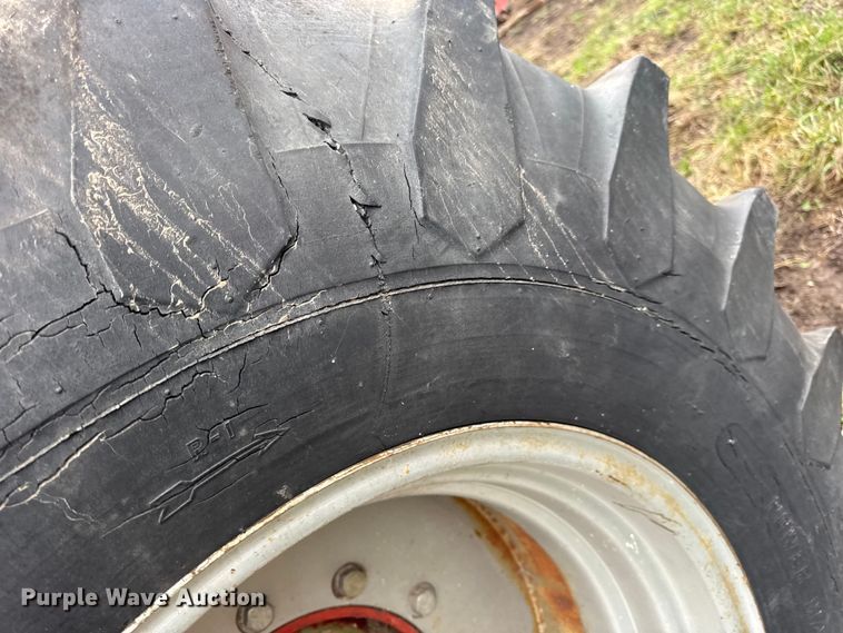 image for item DW6656 1984 Massey Ferguson 850 combine