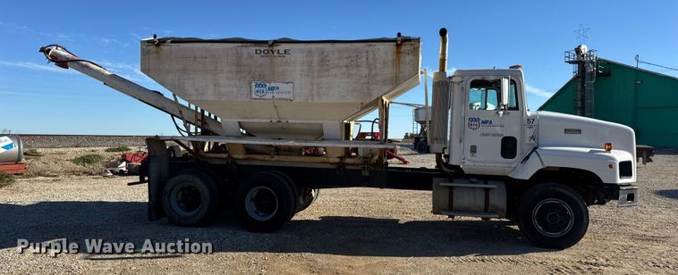 image for item DW6663 1996 International Paystar 5000 fertilizer delivery truck