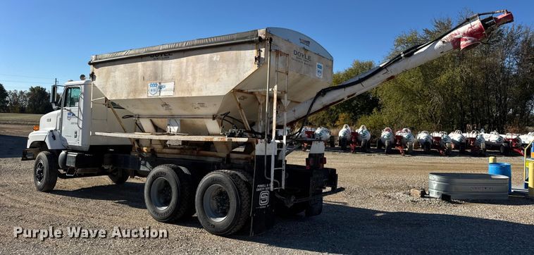 image for item DW6663 1996 International Paystar 5000 fertilizer delivery truck