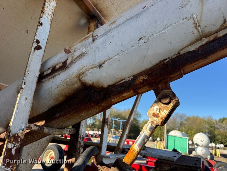 image for item DW6663 1996 International Paystar 5000 fertilizer delivery truck