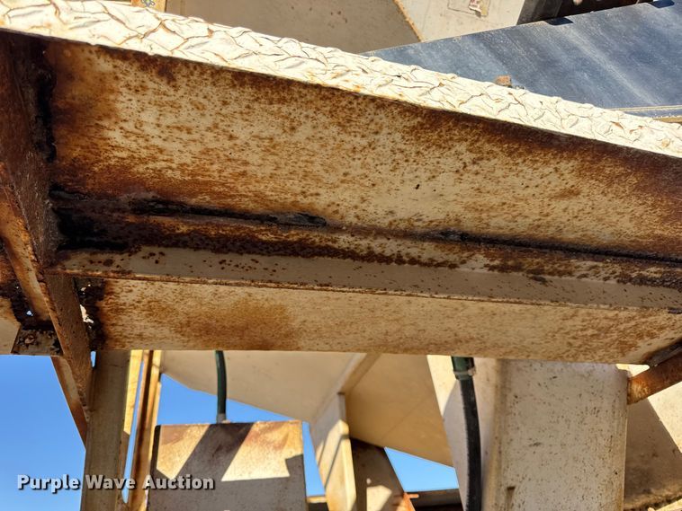 image for item DW6663 1996 International Paystar 5000 fertilizer delivery truck