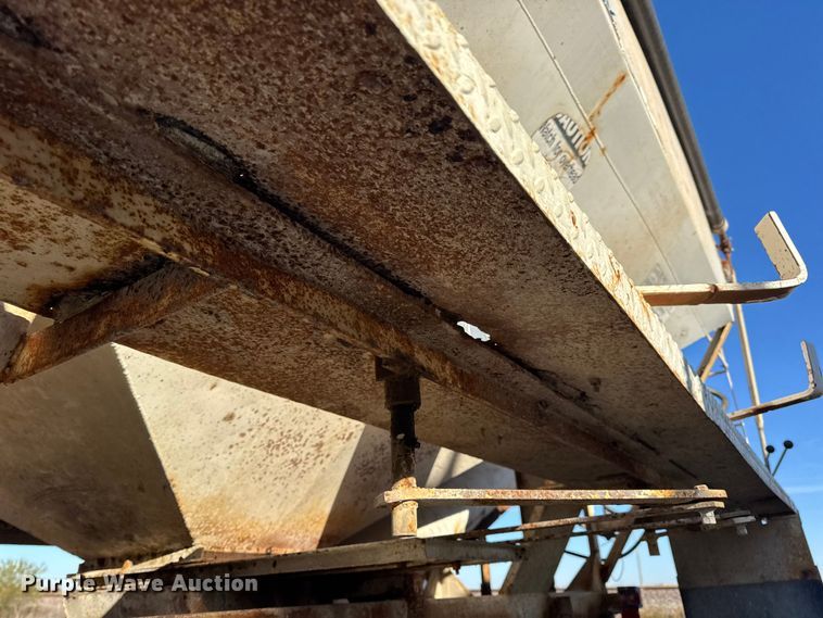 image for item DW6663 1996 International Paystar 5000 fertilizer delivery truck