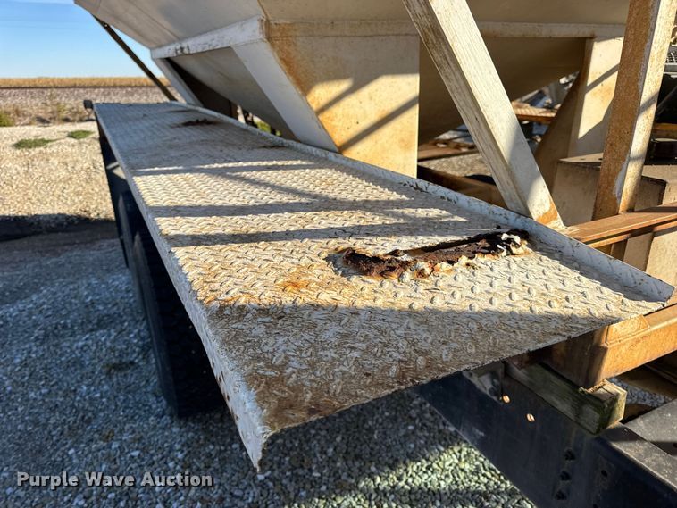 image for item DW6663 1996 International Paystar 5000 fertilizer delivery truck