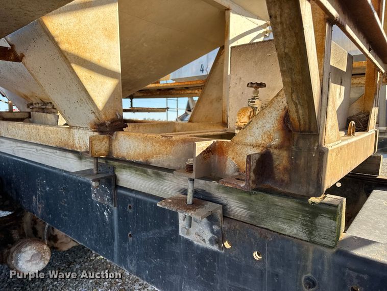 image for item DW6663 1996 International Paystar 5000 fertilizer delivery truck