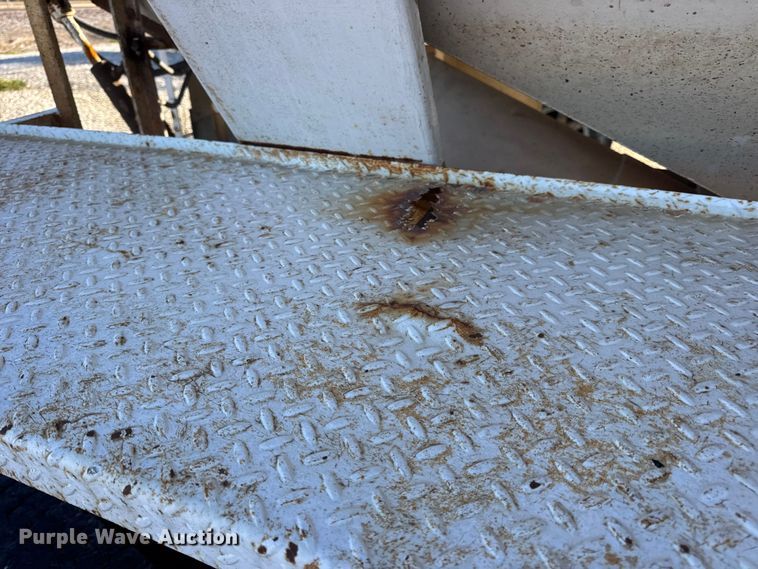 image for item DW6663 1996 International Paystar 5000 fertilizer delivery truck