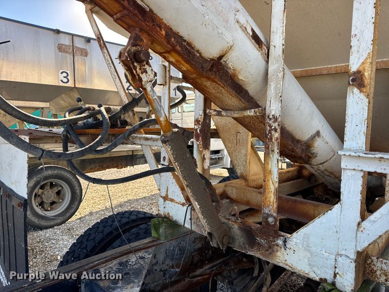 image for item DW6663 1996 International Paystar 5000 fertilizer delivery truck