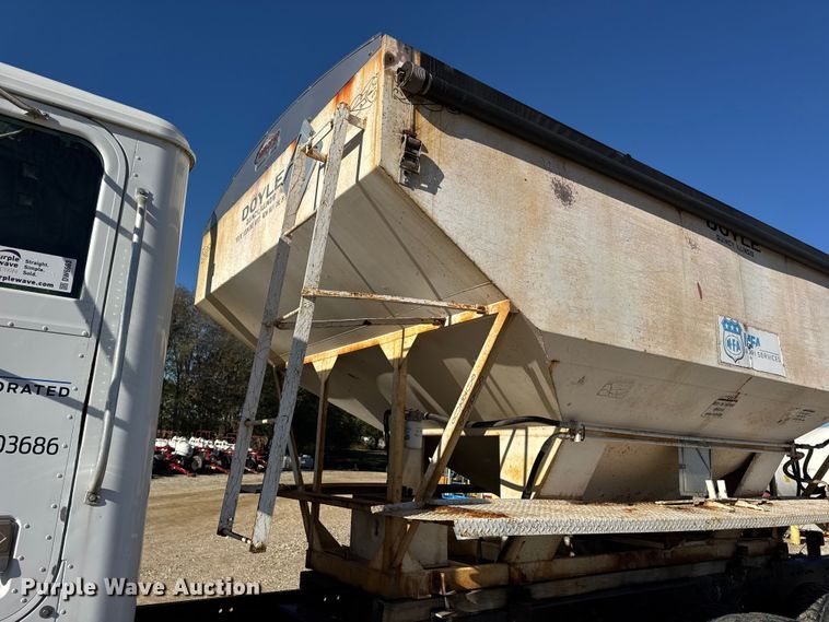 image for item DW6663 1996 International Paystar 5000 fertilizer delivery truck