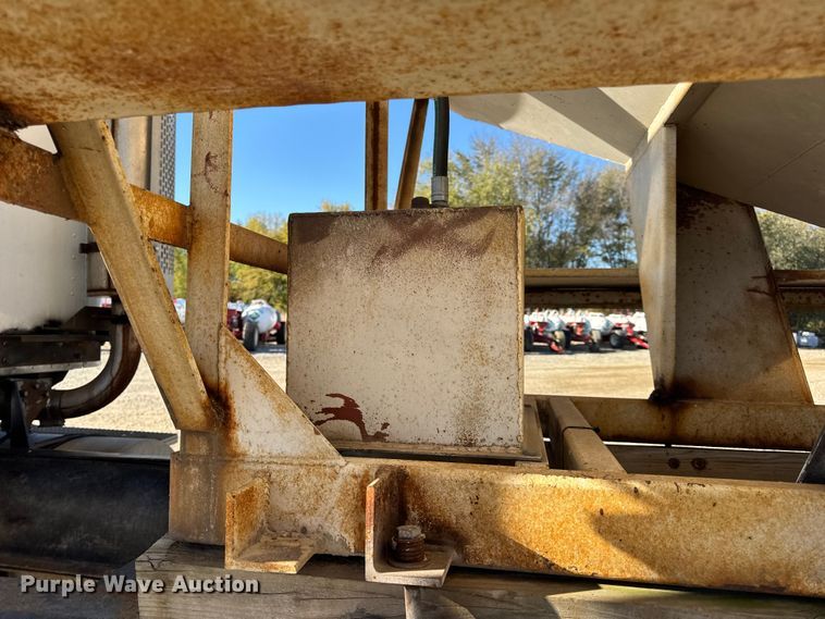 image for item DW6663 1996 International Paystar 5000 fertilizer delivery truck