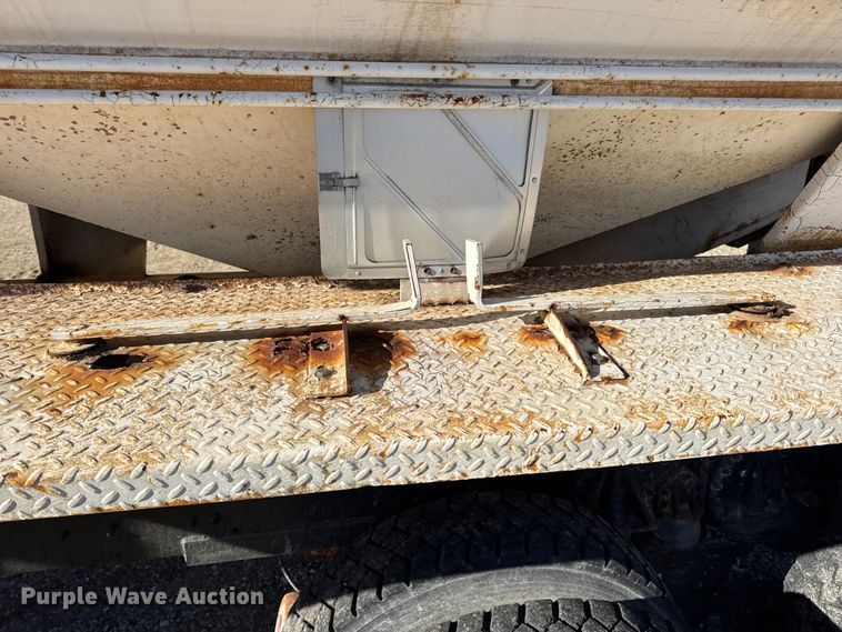 image for item DW6663 1996 International Paystar 5000 fertilizer delivery truck