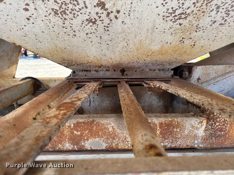 image for item DW6663 1996 International Paystar 5000 fertilizer delivery truck